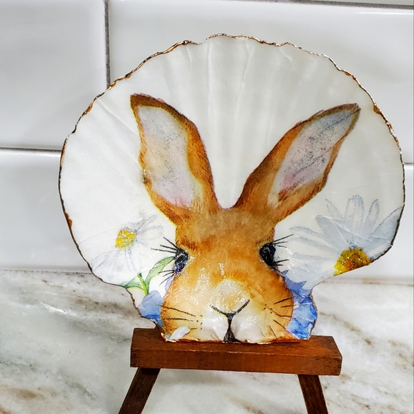 Handcrafted Scallop Shell 🐚 🐰 - Picture 1 of 5